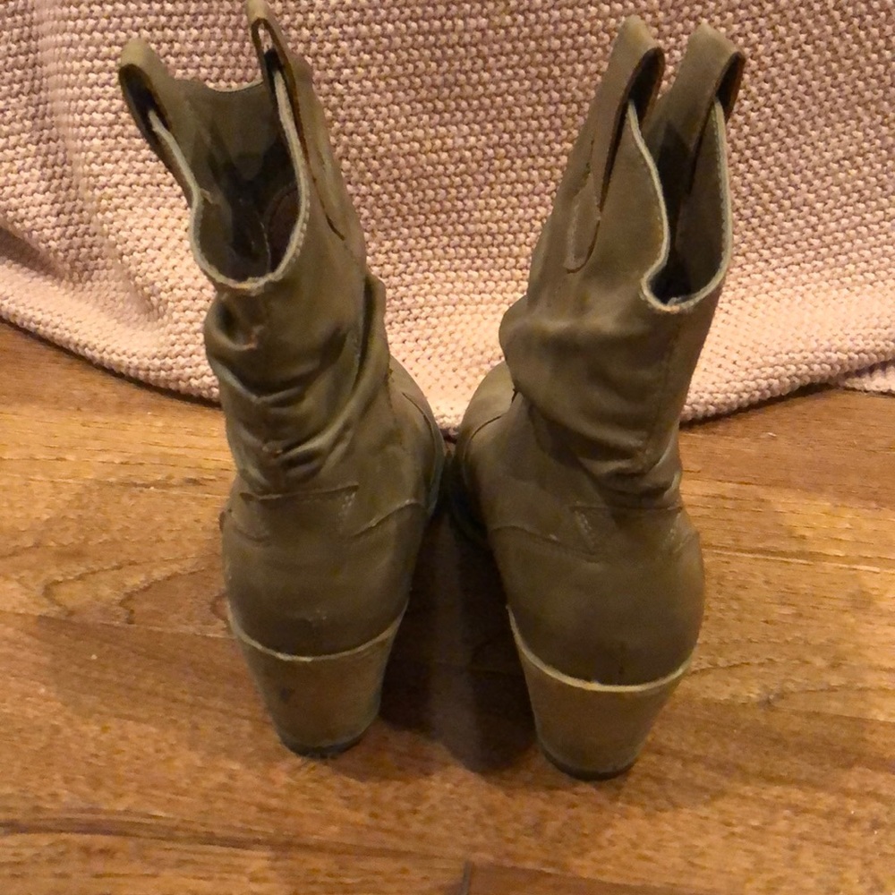 Boots - Picture 3 of 4